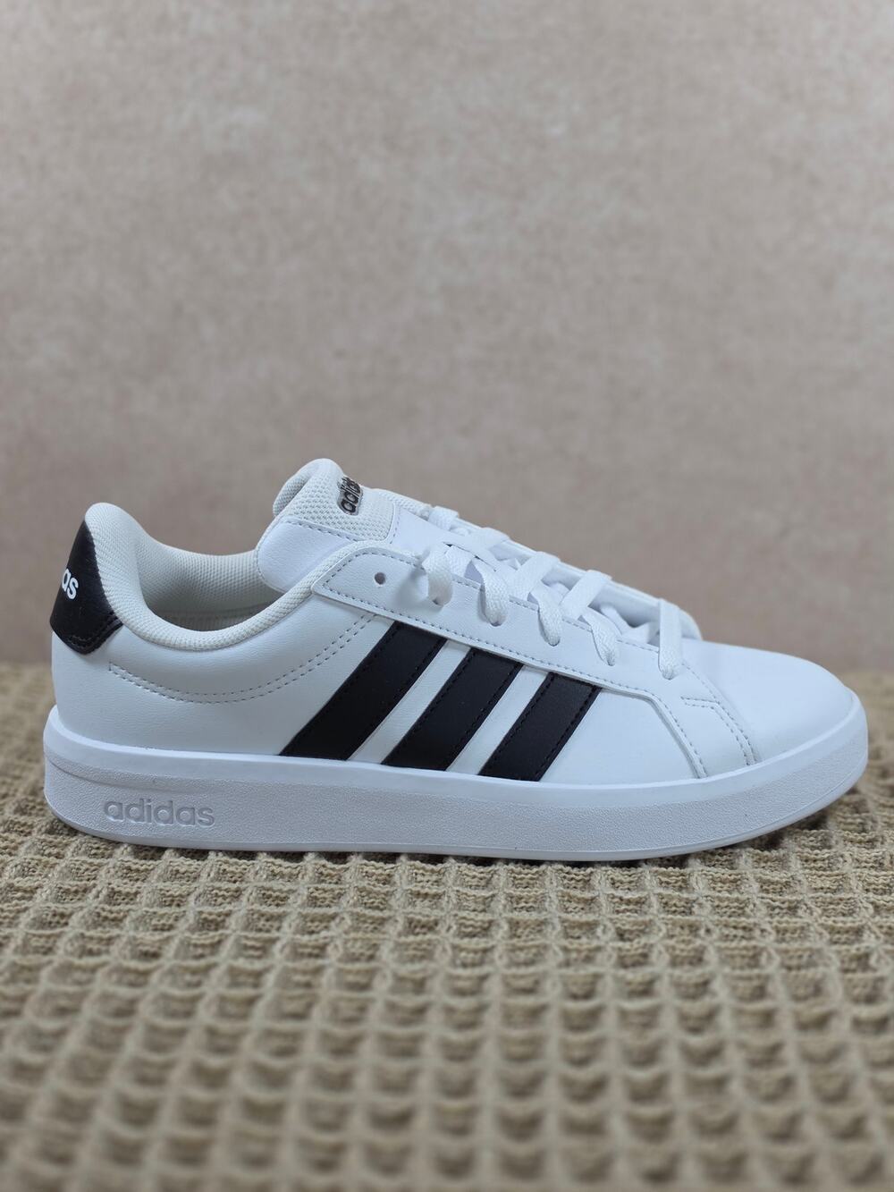 Adidas Grand Court 3.0 J Women’s 7 / Youth 6 White Black – Brand New